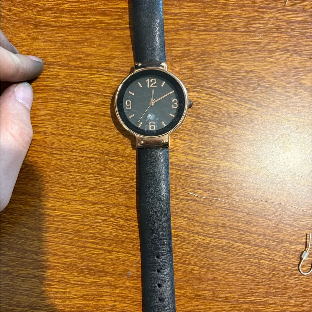Black and‎ Gold Watch needs battery